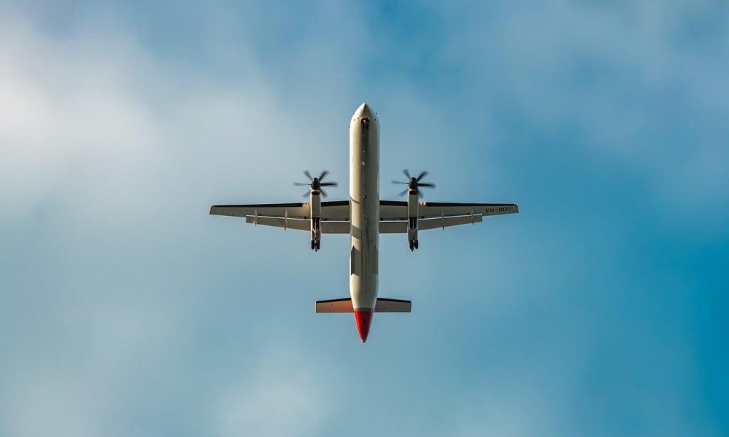 Reizigers wachten op hun vlucht in een moderne luchthaventerminal met verschillende activiteiten en comfortabele zitplekken b