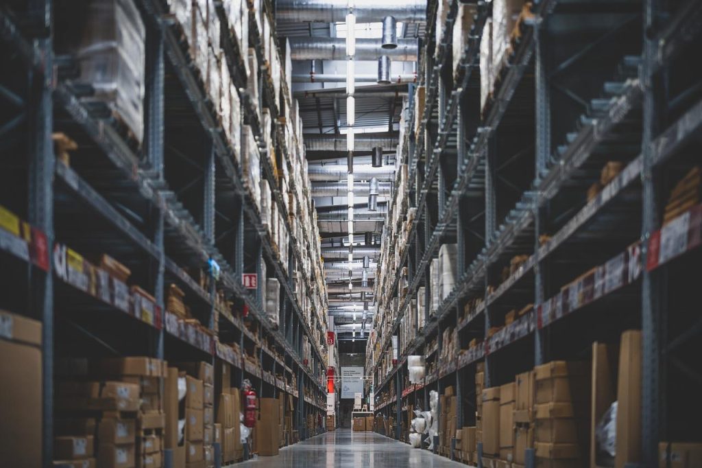 Moderne warehouse met georganiseerde pallets en efficiëntie in logistiek door geavanceerde opslagsystemen
